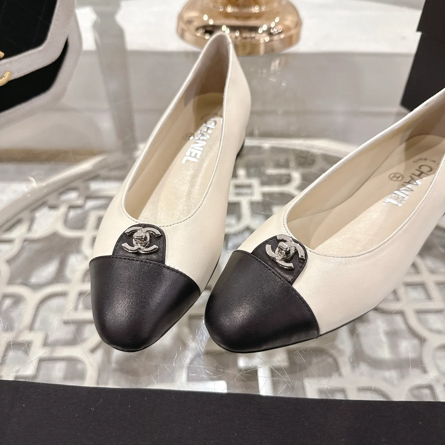 👟👟Ex-factory price 560👟👟Chanel 2025SS Spring and Summer New Double C Button Mary Jane🆕 Xiaoxiang𝐂Jia's beautiful Mary Jane shoes are so sweet that they are so beautiful that they are so beautiful. The round square toe design is cute and cute ~ metal/button logo. The appearance is super online. When you wear it, you will feel like a wealthy daughter. I thought it looks good. Only when I put it on my feet do I know how easy it is to wear ~ Upper: Customized lambskin Lining: Sheepskin Outsole: Genuine leather outsole imported from Italy Size: 35-42 (40.41.42 customization is non-refundable) Packaging: The latest gift box packaging at the counter